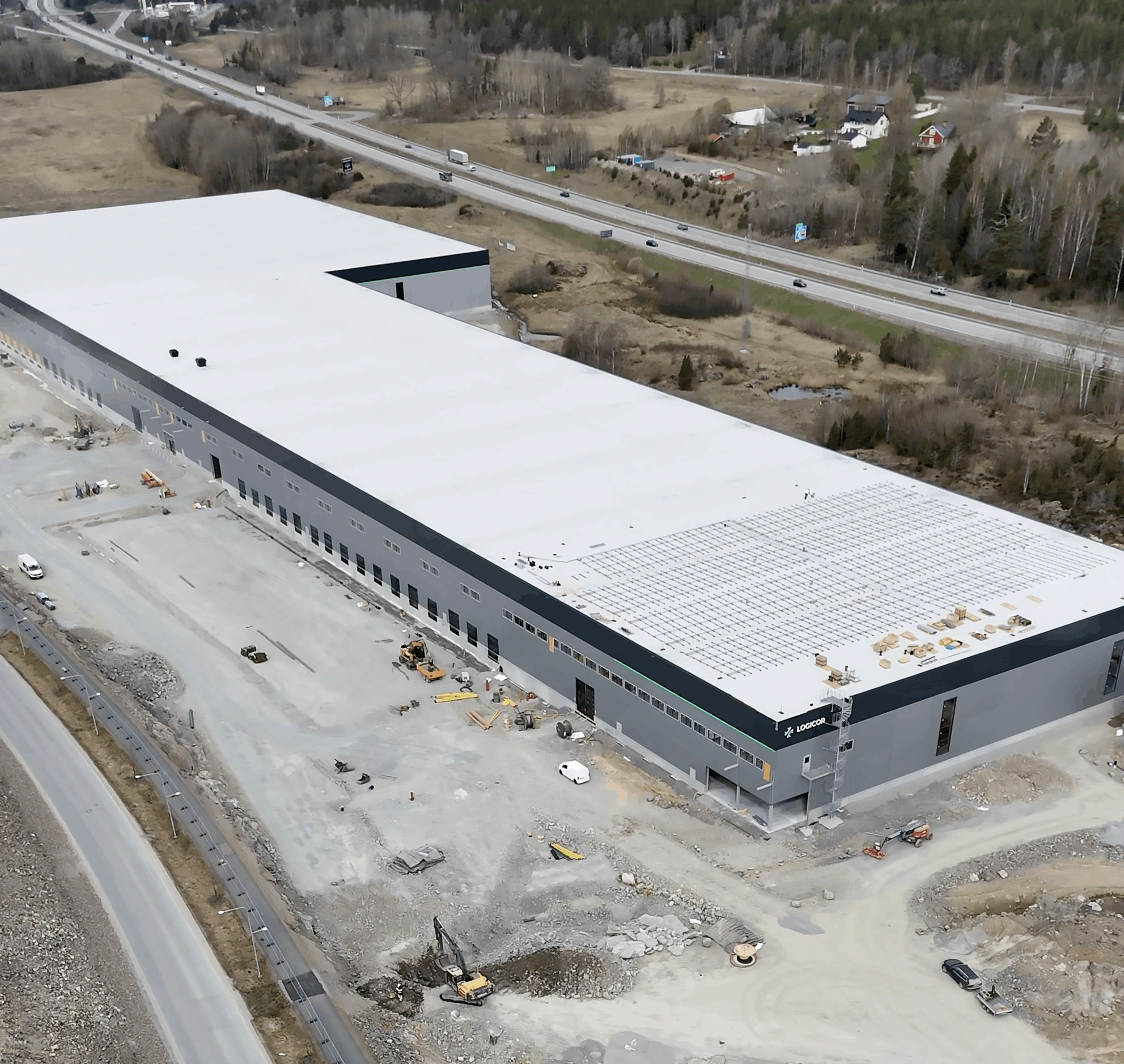 Logistikfastighet med direkt skyltläge mot E20 - Byggfoto